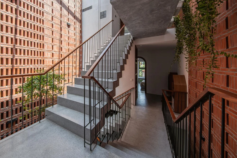 Bê tông, gạch mộc kết hợp với một số vật liệu tự nhiên như đá, gỗ, cây xanh mang đến hơi thở nhiệt đới cho công trình. Bê tông, gạch mộc kết hợp với một số vật liệu tự nhiên như đá, gỗ, cây xanh mang đến hơi thở nhiệt đới cho công trình.