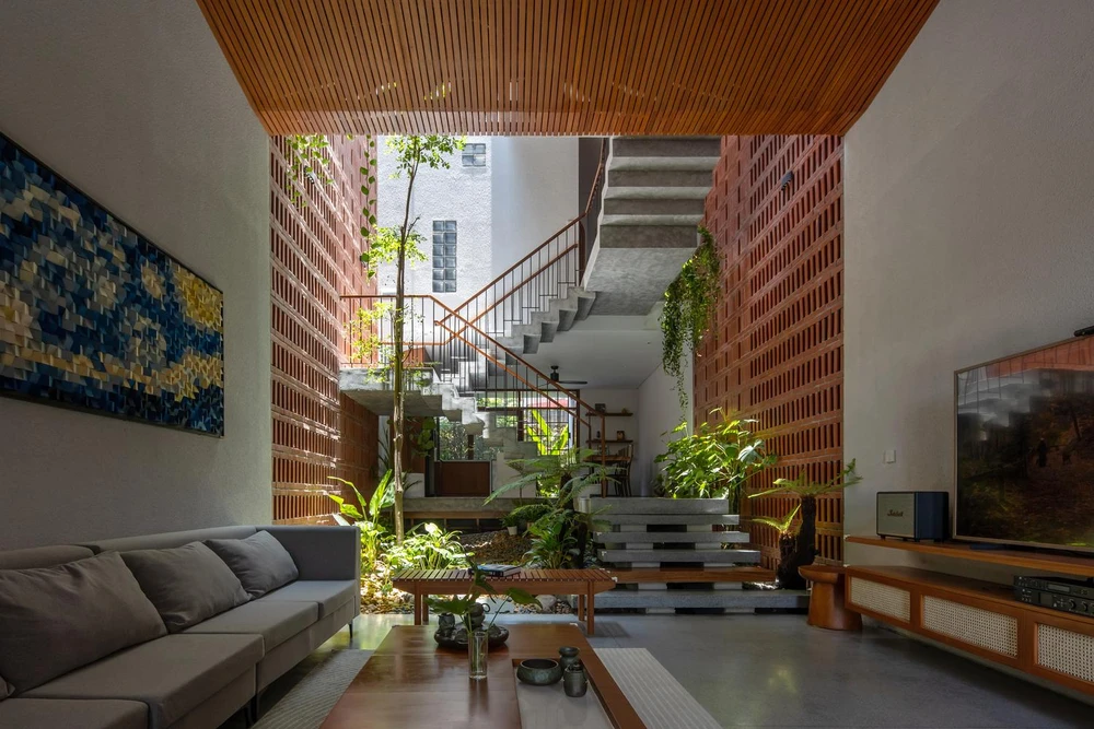 Các mảng tường kiên cố kết hợp với khoảng lùi xanh giúp giảm tác động của bức xạ mặt trời từ hướng Tây Nam. Các mảng tường kiên cố kết hợp với khoảng lùi xanh giúp giảm tác động của bức xạ mặt trời từ hướng Tây Nam.