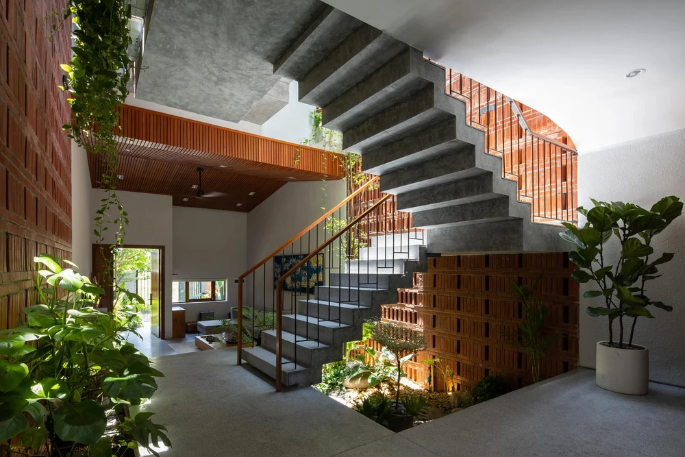 Hành lang, cầu thang, khu vệ sinh đều nhận được ánh sáng và thông gió tự nhiên. Hành lang, cầu thang, khu vệ sinh đều nhận được ánh sáng và thông gió tự nhiên.