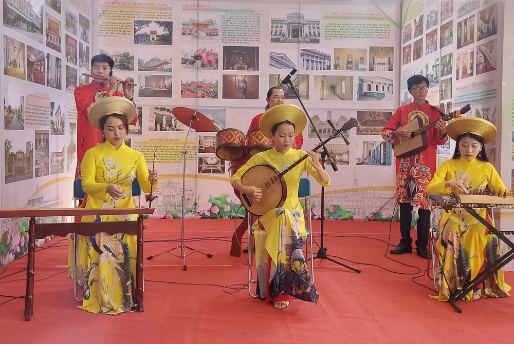 Thành viên của trung tâm văn hóa quận 1 biểu diễn tiết mục nhạc cụ dân tộc.