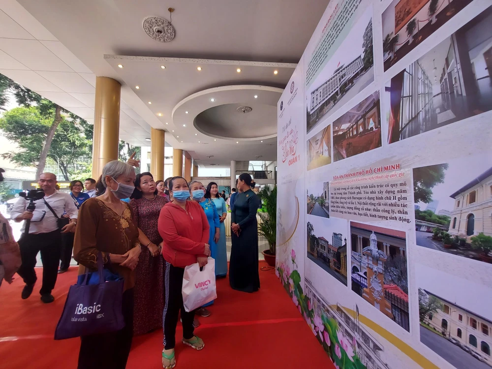 Triển lãm ảnh di sản thu hút nhiều người dân quận 1 đến tham quan.