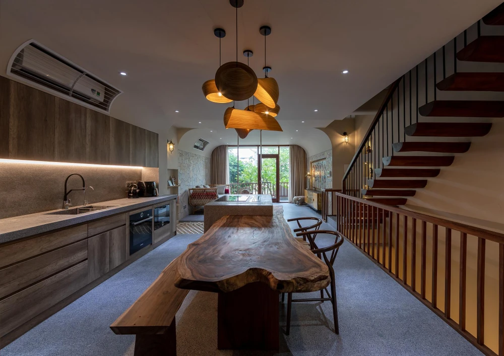 Bếp và bàn ăn dài sử dụng bằng chất liệu gỗ tự nhiên, gần gũi với thiên nhiên.