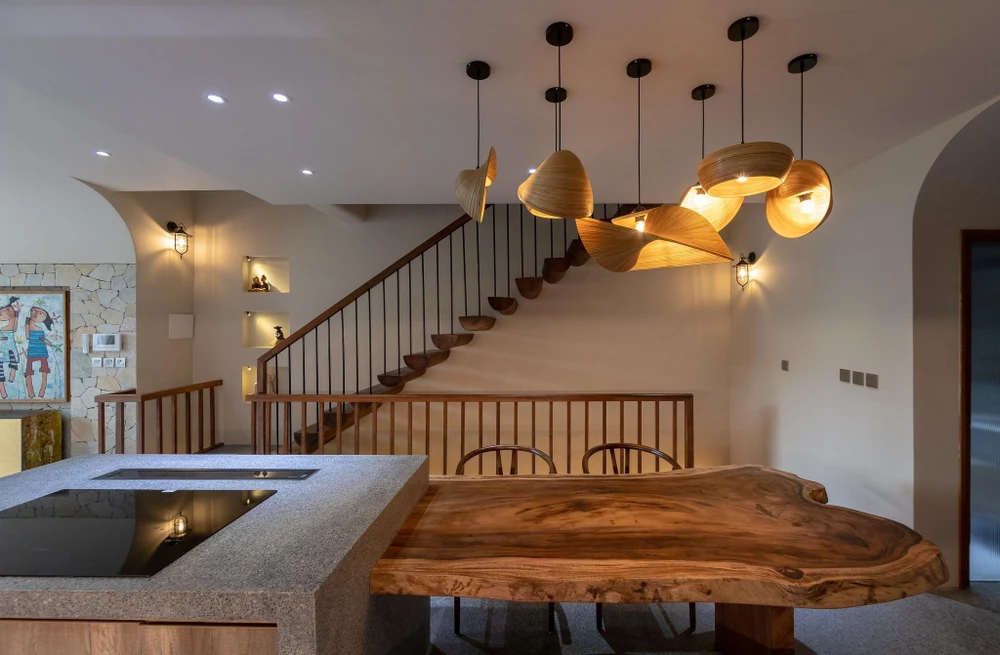 Những chiếc đèn phá cách ở khu vực bàn ăn tạo nên điểm nhấn của khoảng không gian chung.