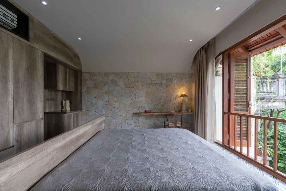 Không gian xanh được chăm chút trải xuyên suốt chiều dọc căn nhà.