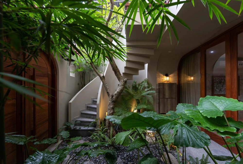 Công trình nằm giữa con phố mang tên làng hoa lâu đời của đất Hà Thành, với tầm nhìn ra hồ B52 lịch sử.