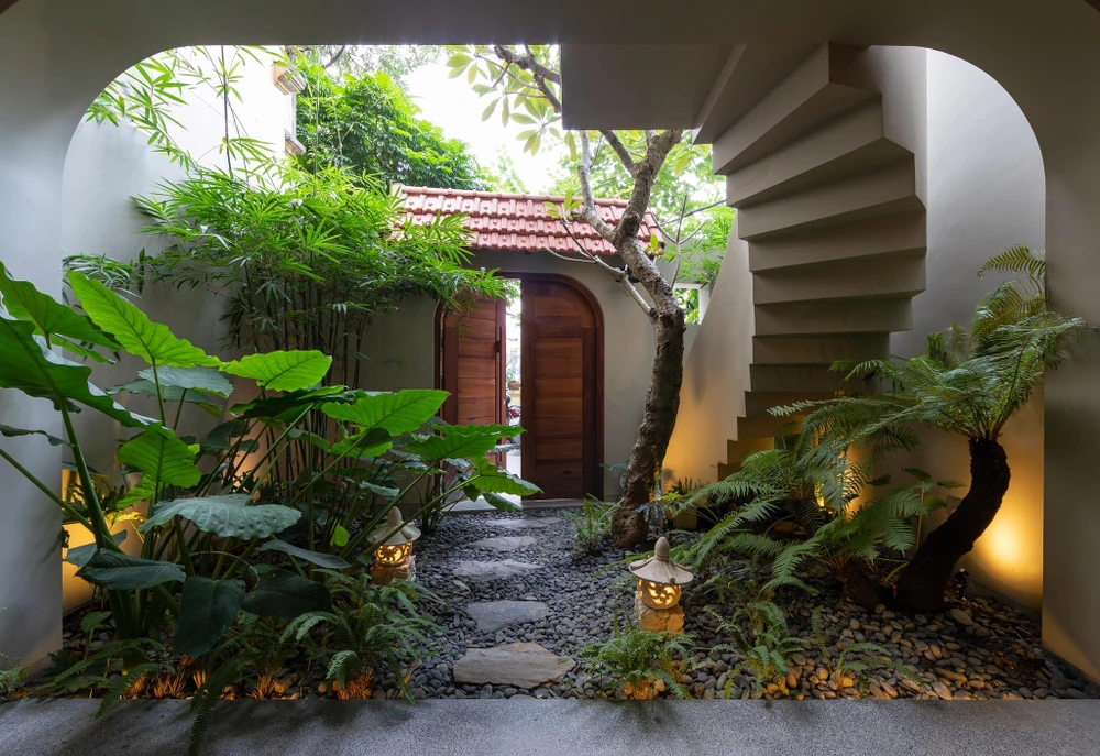 Kiến trúc sư Nguyễn Khắc Phước (Nguyen Khac Phuoc Architects) đã cải tạo công trình thành một căn nhà mới hướng nội.