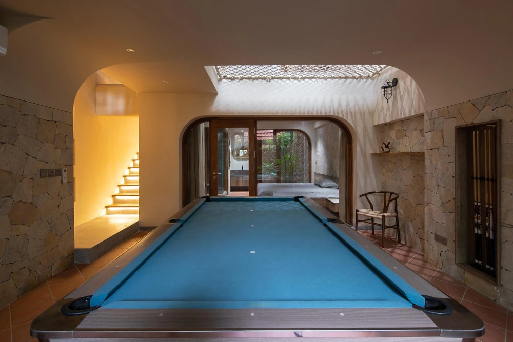 Kiến trúc sư lên ý tưởng căn nhà với ý tưởng ba vòm không gian lớn xuyên suốt ba tầng nhìn trọn ra hồ.