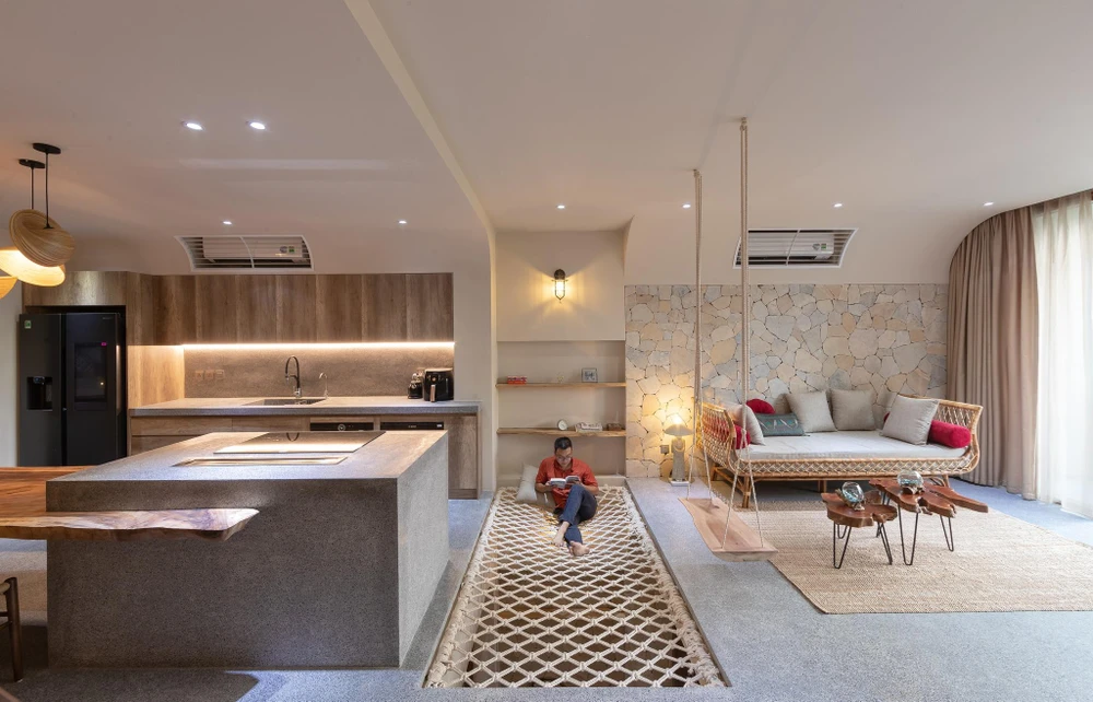 Nội thất và vật dụng được bố trí với cấu trúc đục - trổ tạo nên không gian như một tác phẩm điêu khắc.