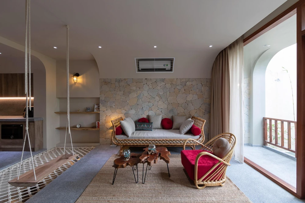 Phòng khách với nội thất hiện đại kết hợp vật liệu thô mộc được tính toán kĩ lưỡng tạo nên không gian tiện nghi tinh tế cho ngôi nhà.