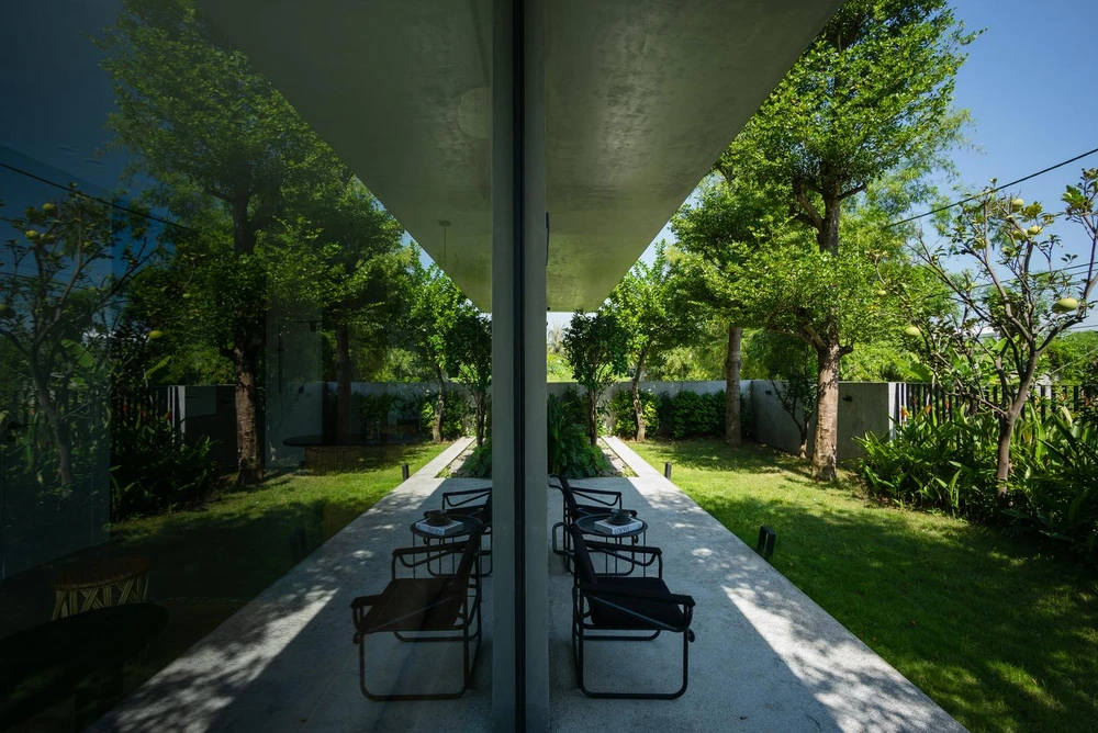 Ban công rộng phía trên đóng vai trò là tấm vải lớn để chắn nắng, che mưa.