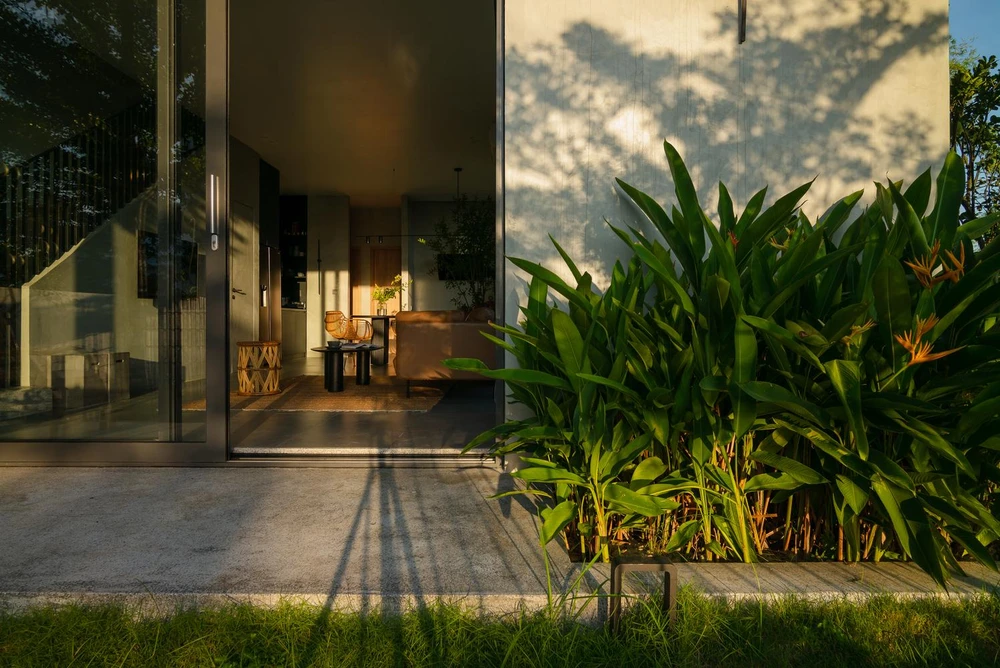 Ngôi nhà được tiếp cận bởi các sảnh có đệm lớn, tránh ánh nắng trực tiếp và mang lại không gian thư giãn cho gia đình mỗi tối.