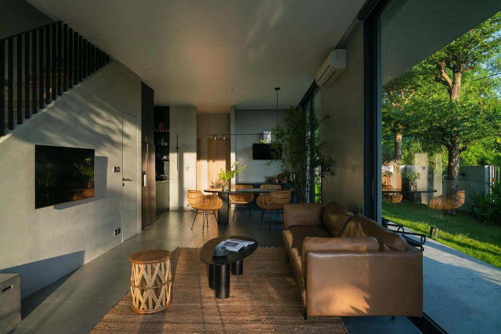 Khu vực sinh hoạt chung khắc phục được sự ngột ngạt, đảm bảo các không gian chức năng phải đón được nắng và gió tự nhiên.