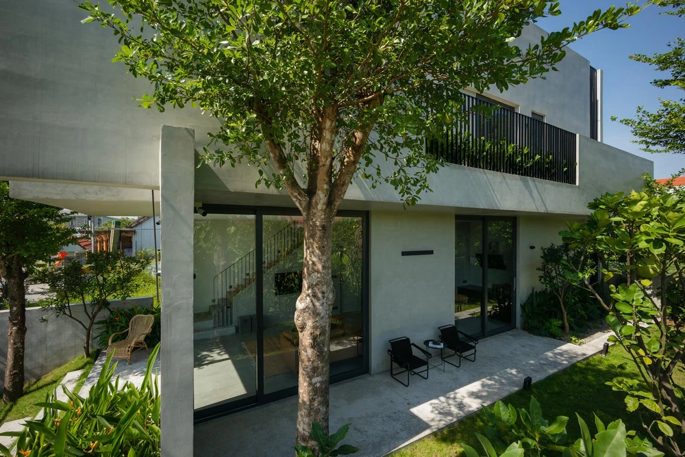 Ngoài ra, ngôi nhà có một sân chơi cho trẻ nhỏ.