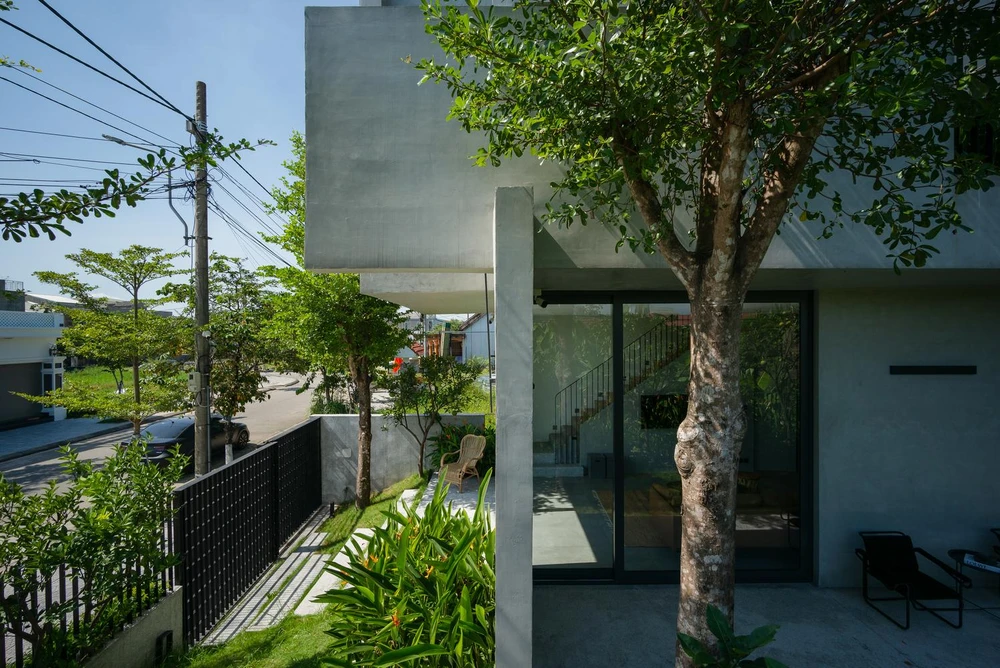 Chủ nhà mong muốn diện tích sinh hoạt chung không nhất thiết phải quá rộng nhưng có khoảng sân vườn rộng rãi để mỗi ngày các thành viên đều gần gũi với thiên nhiên.