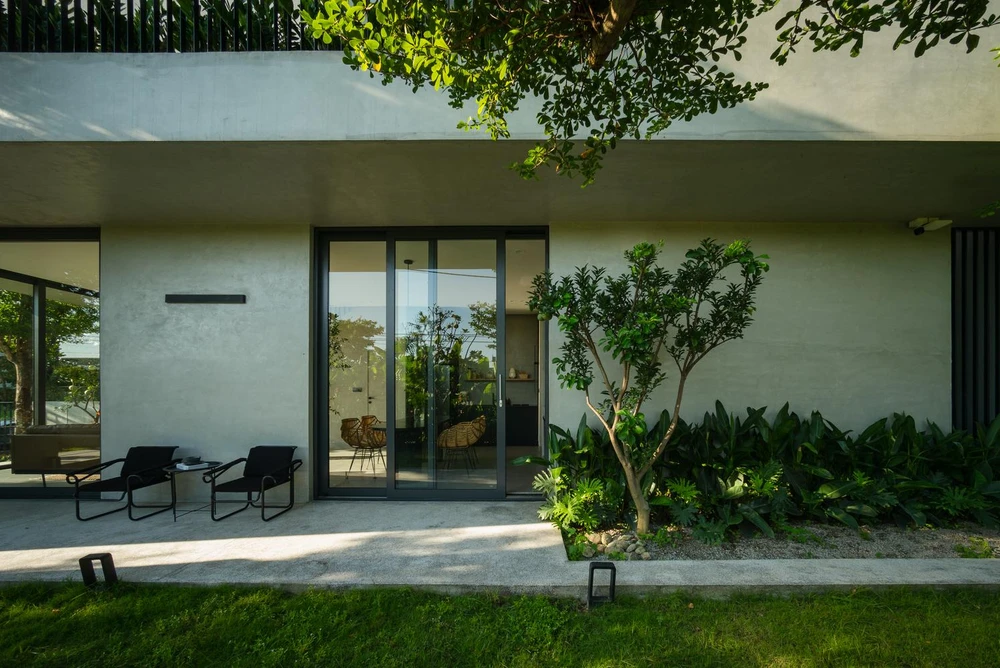 Nhà có mặt chính hướng Đông nên thiết kế phải đáp ứng các tiêu chí công năng, thẩm mỹ, giảm lượng nhiệt chiếu trực tiếp vào nhà.