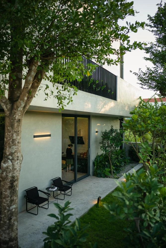 Đặc biệt thiết kế nhà khắc phục được các vấn đề khí hậu khu vực như nắng gắt, mưa nhiều.