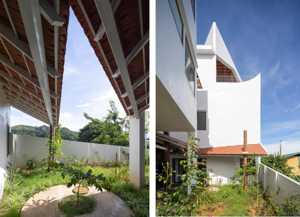 Màu đỏ của ngói mới và cũ hòa quyện tạo nên nét đặc biệt nhưng hài hòa.