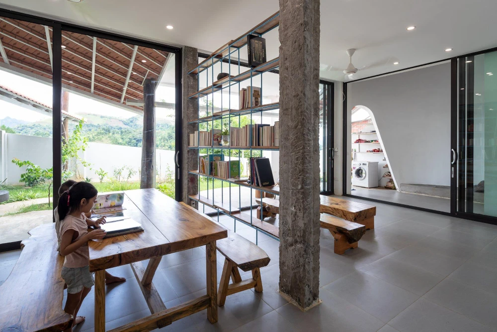 Phần mái nhà phòng hội trường được đặt chéo 45 độ, đan xen với mái ngói của ngôi nhà cũ.