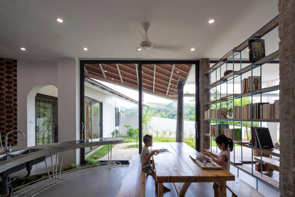 Phần trên dành cho khu vực nhà ăn với các không gian chức năng như bãi để xe, khu bếp ăn, bếp củi phục vụ các món ăn dân tộc.