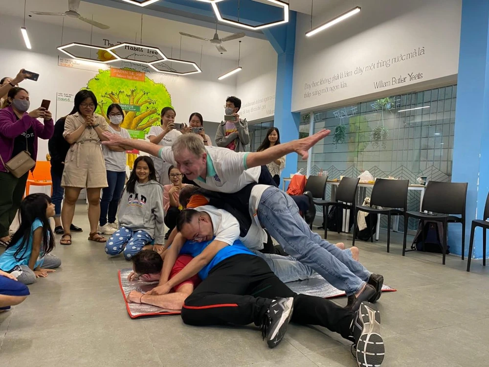 Giảng viên hướng dẫn cách xử lý thoát hiểm khi bị chồng, đạp.