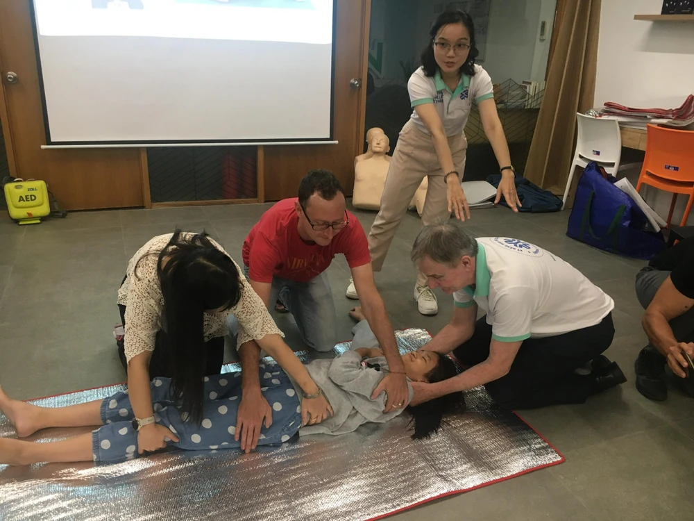 Các học viên thực hành kỹ năng sơ cấp cứu tai nạn giao thông tại lớp. 