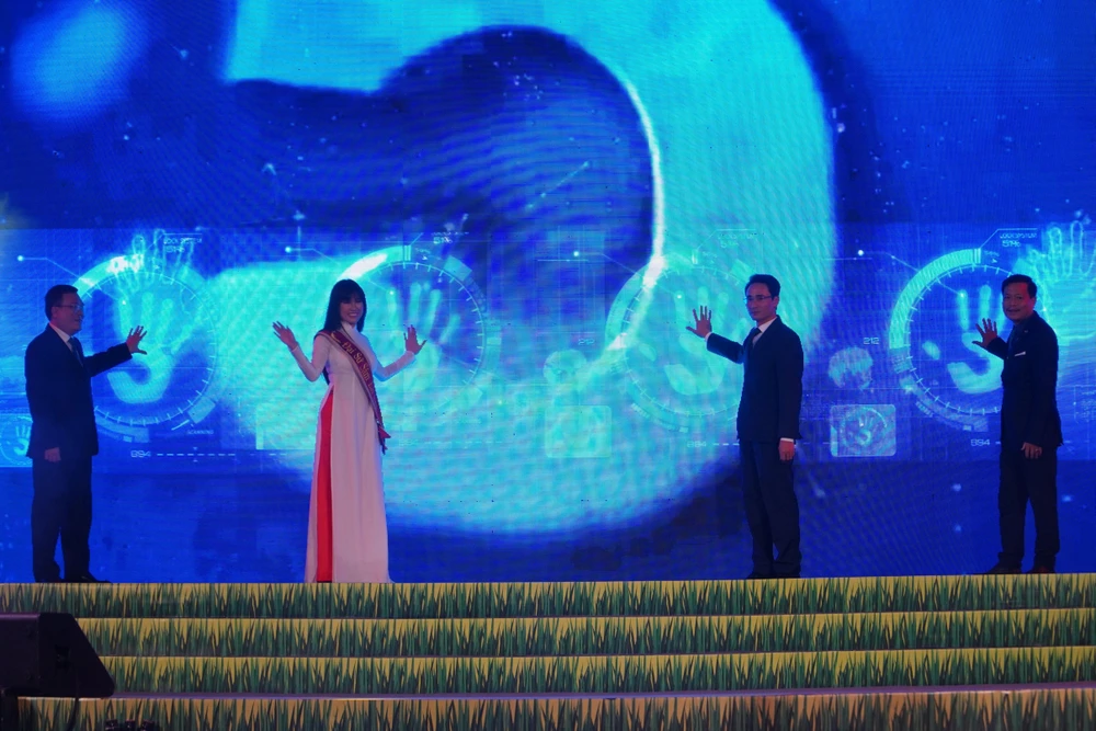 Lãnh đạo tỉnh Lai Châu và TP.HCM nhấn nút khai mạc Tuần Văn hóa - Du lịch Lai Châu.