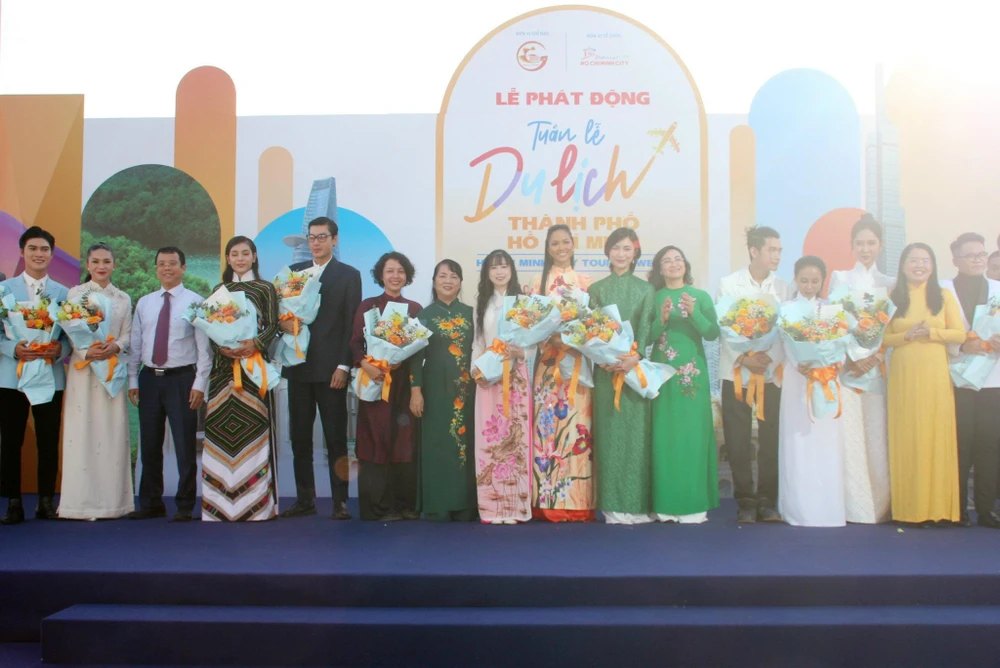 Đại sứ Tuần lễ Du lịch nhận hoa của ban tổ chức. Đại sứ Tuần lễ Du lịch nhận hoa của ban tổ chức.