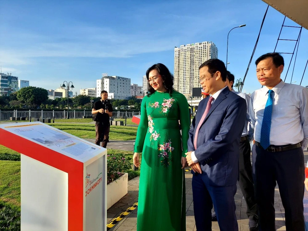 Đoàn đại biểu gồm ông Nguyễn Lê Phúc, Phó Tổng Cục trưởng Tổng Cục Du lịch và bà Phan Thị Thắng, Phó Chủ tịch UBND TP.HCM tham quan khu vực Cột cờ Thủ ngữ. Đoàn đại biểu gồm ông Nguyễn Lê Phúc, Phó Tổng Cục trưởng Tổng Cục Du lịch và bà Phan Thị Thắng, Phó Chủ tịch UBND TP.HCM tham quan khu vực Cột cờ Thủ ngữ.