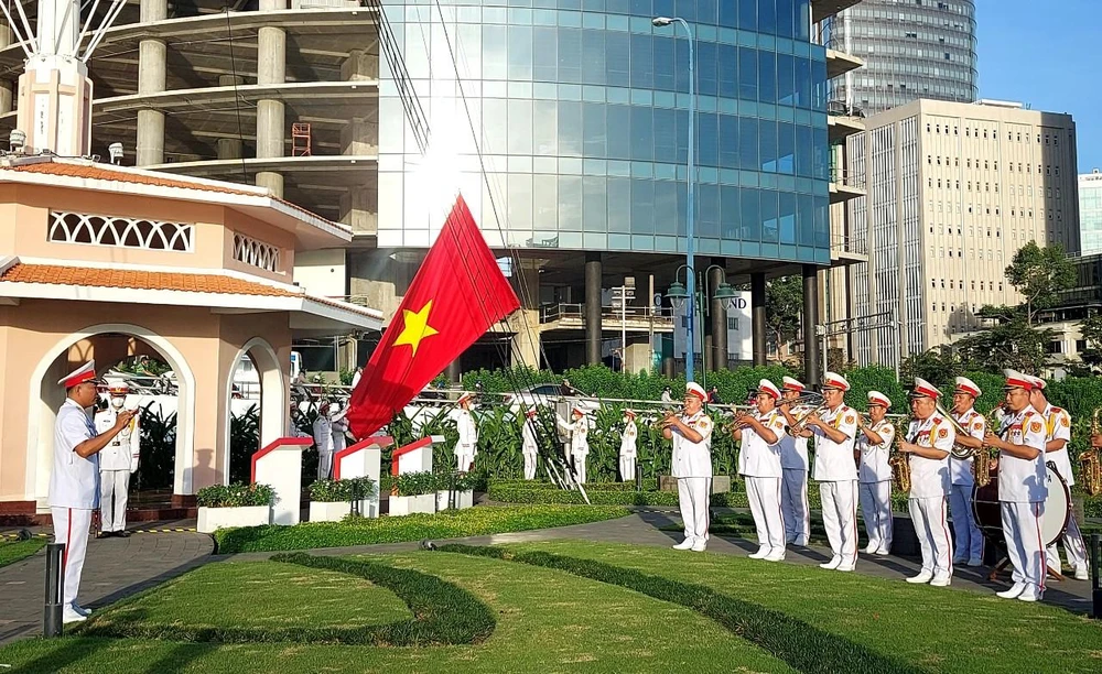 Lễ Thượng cờ tại Cột cờ Thủ ngữ (quận 1). Lễ Thượng cờ tại Cột cờ Thủ ngữ (quận 1).