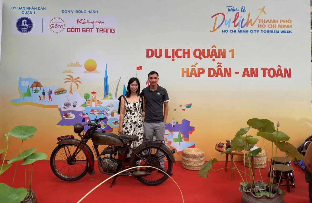 Du khách check-in với xe cổ khi đến sự kiện.