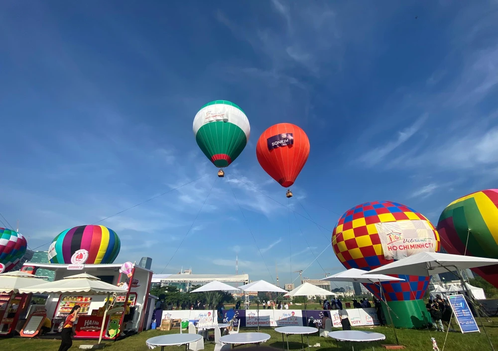 Du khách dễ dàng tham gia các hoạt động khác như tận hưởng không gian âm nhạc xuyên suốt, thưởng thức ẩm thực... trong ngày hội Khinh khí cầu.