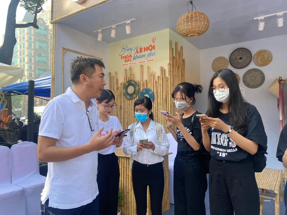 Nhóm bạn trẻ đang cùng nhau trải nghiệm tour "Giai thoại các tỉ phú Sài Gòn xưa”.