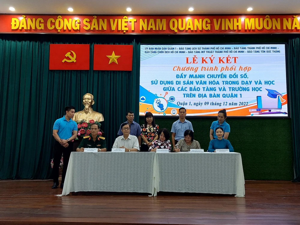 Lãnh đạo UBND quận 1, bảo tàng và lãnh đạo trường học thực hiện nghi thức ký kết đẩy mạnh chuyển đổi số, sử dụng di sản văn hóa trong dạy và học. 