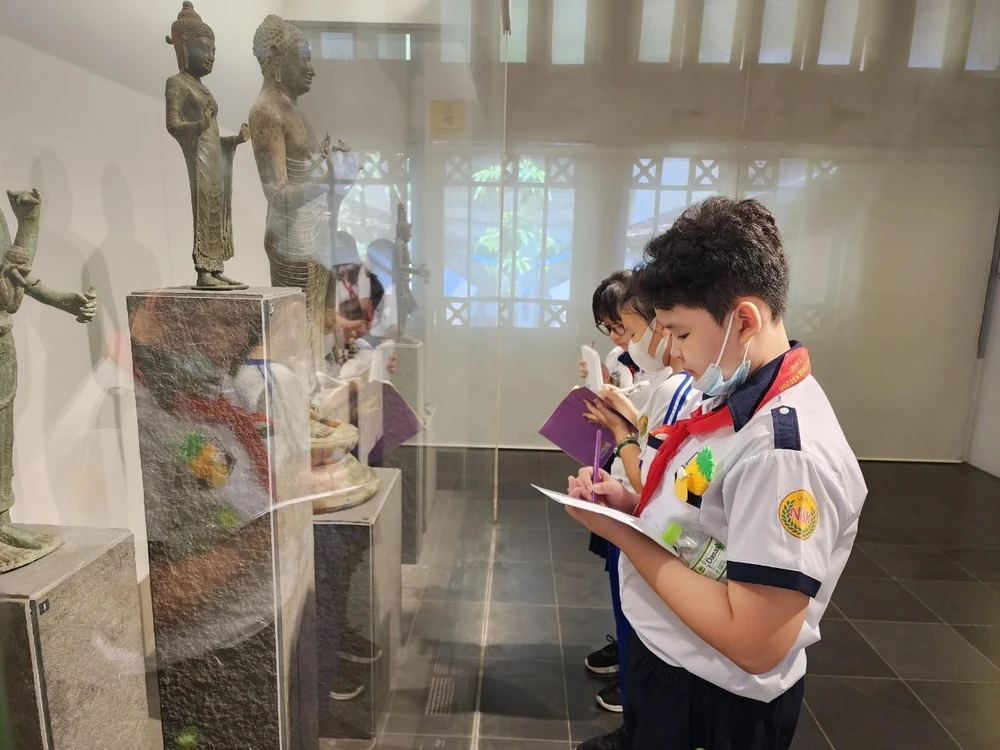 Học sinh, giáo viên các trường tham quan Bảo tàng Lịch sử TP.HCM.