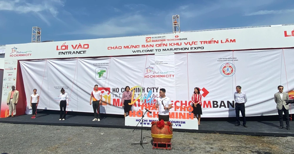 Lãnh đạo sở và các đơn vị đồng hành thực hiện nghi thức khai mạc.