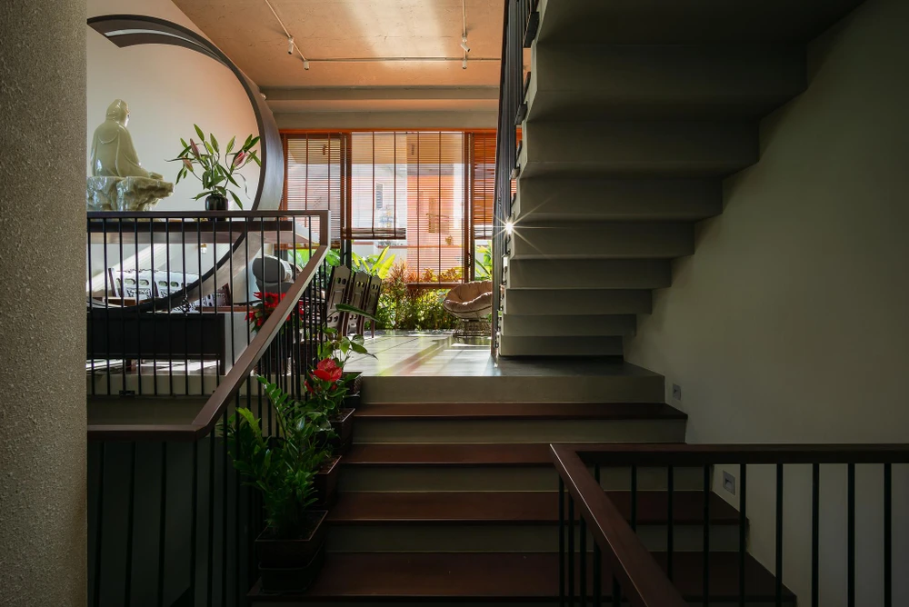 Hệ cầu thang lên tầng sân thượng.