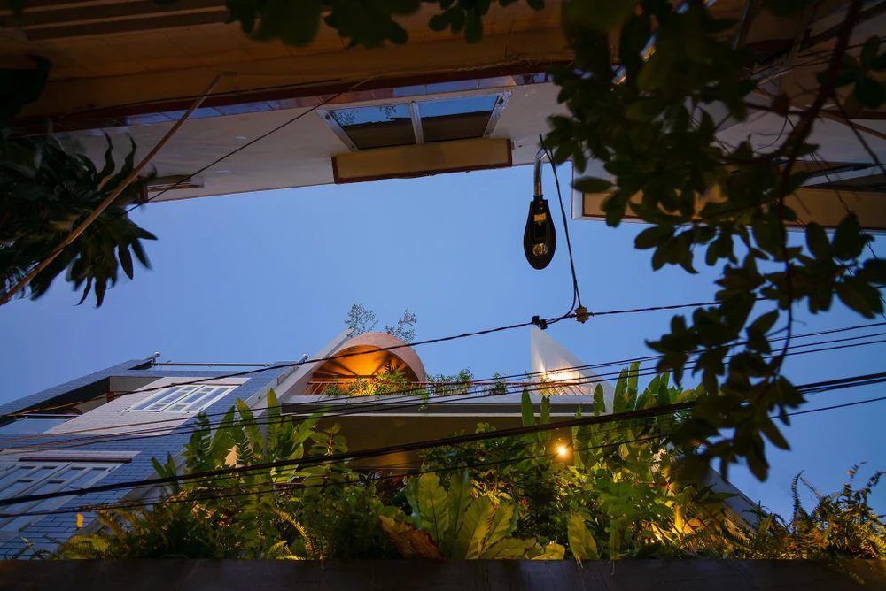 Mặt tiền chính của ngôi nhà nằm hướng Tây Nam nên lượng nắng chiều chiếu vào mạnh, nóng nên kiến trúc sư bố trí nhiều cây xanh.