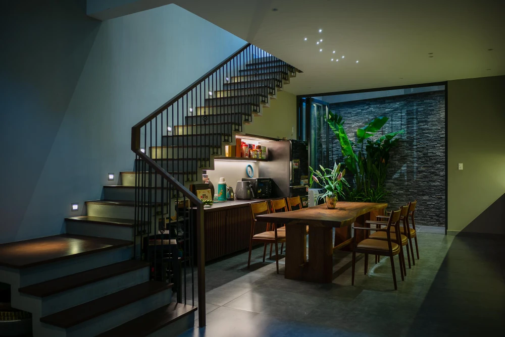 Ngôi nhà có diện tích sàn 350 m², rộng hơn so với những ngôi nhà khác trong con hẻm.