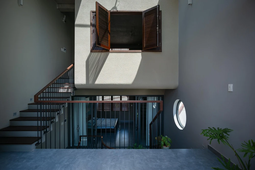 Những khoảng trống thông tầng kết nối, lấy sáng, đối lưu gió và cây xanh điều ưu tiên trong công trình Uyên House.