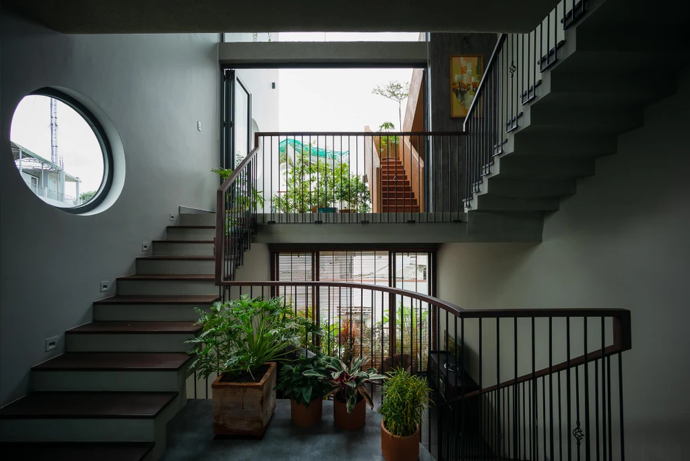 Kiến trúc sư không cố định riêng lẻ bởi những bức tường cho các không gian phòng ốc nào mà mở tối đa nhất trong ngôi nhà bằng những mảng cửa lớn.