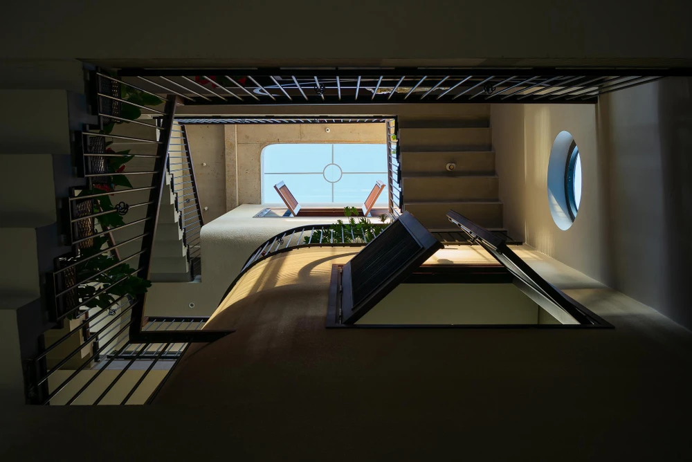 Những ô trống thông tầng ở vị trí giữa nhà và cuối nhà đã hình thành những mảng xuyên sáng vào nhà theo thời gian thay đổi trong ngày.