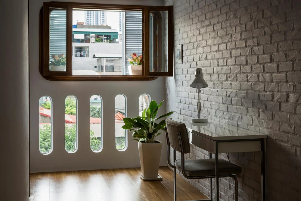 Việc không sử song sắt cho cửa sổ nhằm tạo kết nối mềm mại giữa không gian bên trong và bên ngoài.