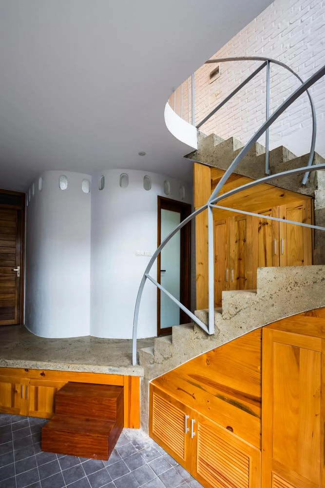 Những hệ tủ dưới cầu thang giúp cuộc sống của gia chủ tiện nghi hơn.