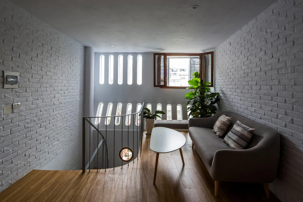 Ngôi nhà hướng gió Đông - Nam nên kiến trúc sư ưu tiên mở cửa sổ để lấy gió.