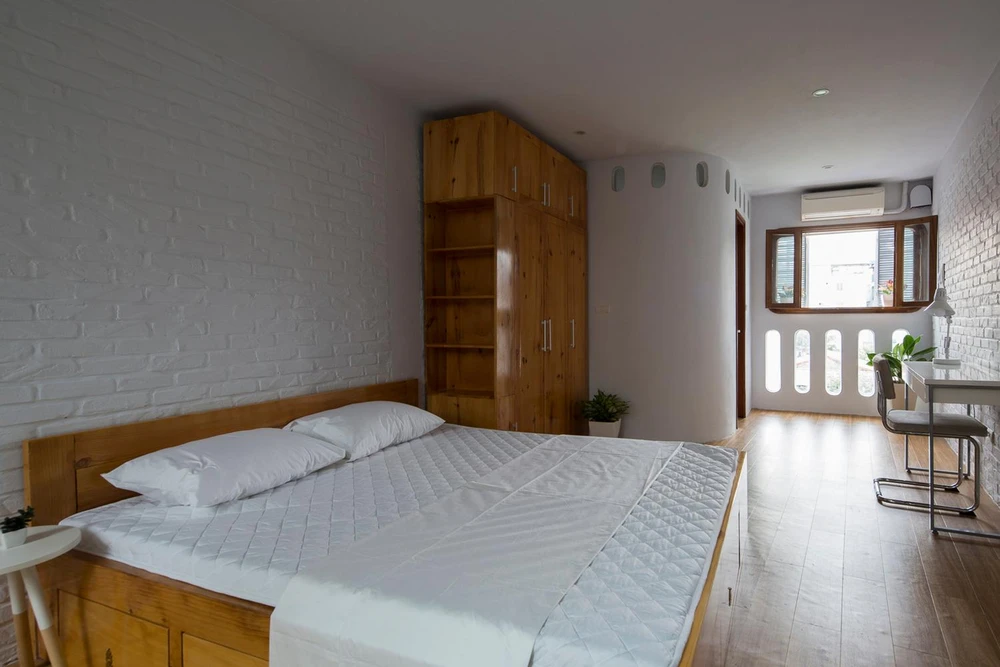 Phòng ngủ tràn ngập ánh sáng tự nhiên.