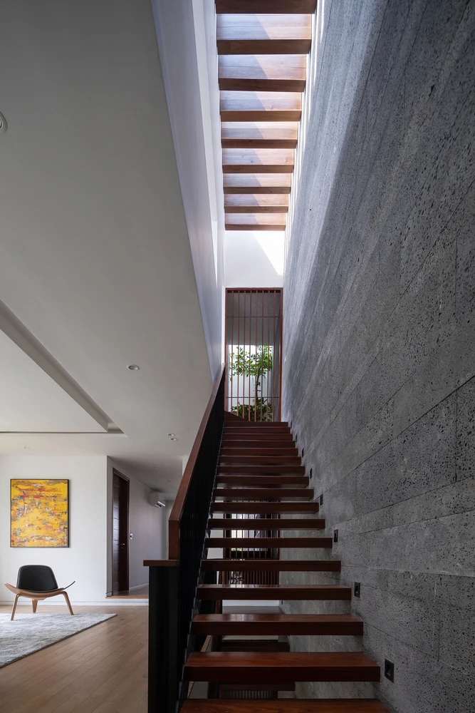 Trục giao thông được bố trí ở vị trí trung tâm và gọn nhất có thể để dành cho khu vực gần hướng gió chính.