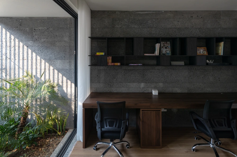 Nội thất của ngôi nhà sử dụng tông màu trầm.