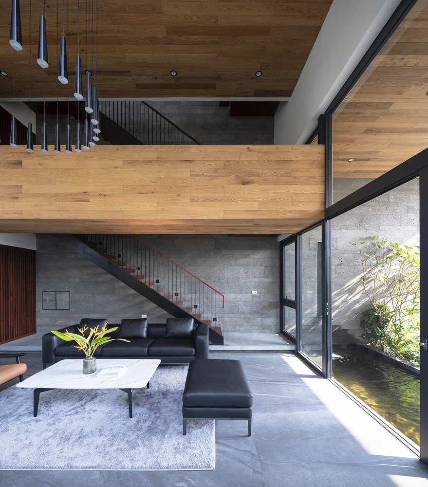 Phòng khách được bố trí cao, diện tích cửa kính lớn.