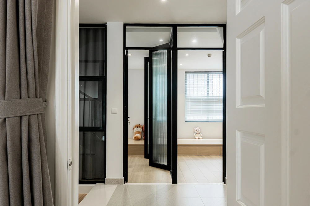 Kính cường lực không những tạo khoảng trống đưa ánh sáng vào nhà, mà còn là phân giới giữa các không gian phòng với nhau.