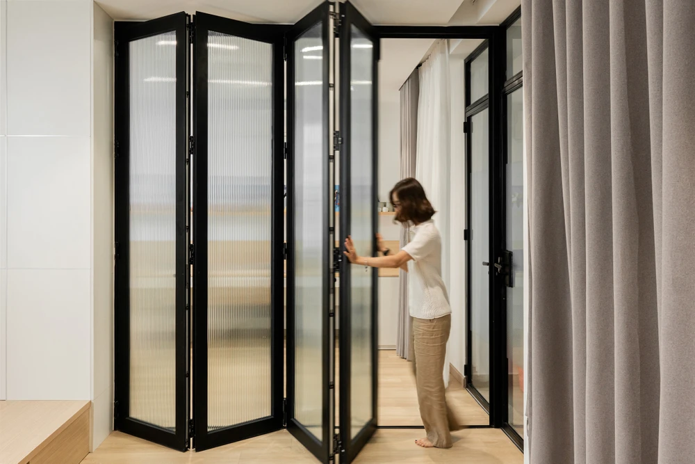 Với chiếc cửa xếp linh hoạt, gia chủ có thể sử dụng không gian rộng rãi như một nơi sinh hoạt chung.